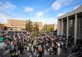 Aspirantes a una plaza de formación sanitaria especializada aguardan el inicio de las pruebas de acceso, el pasado enero en el campus de Espinardo.