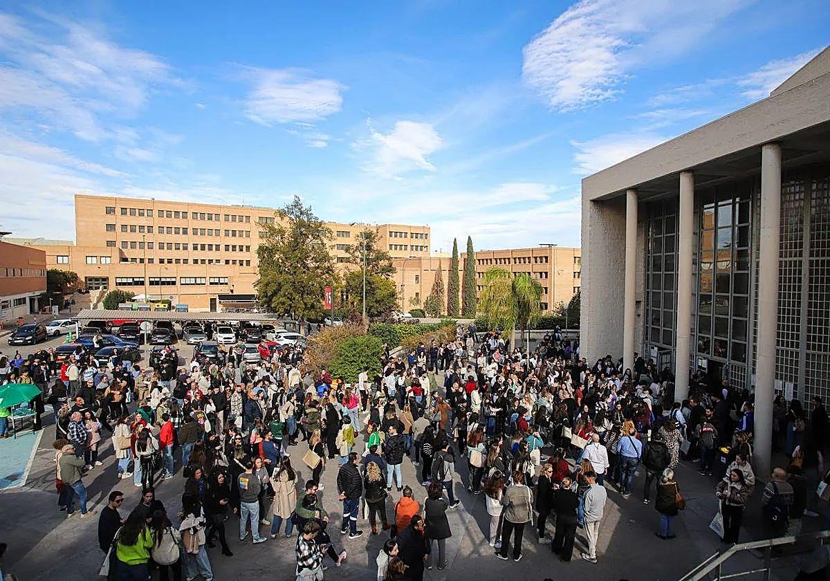 Aspirantes a una plaza de formación sanitaria especializada aguardan el inicio de las pruebas de acceso, el pasado enero en el campus de Espinardo.
