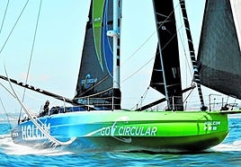 La embarcación del equipo suizo Holcim-PRB, que actualmente ocupa la segunda posición de la clasificación general de The Ocean Race, surca las aguas del Atlántico durante la tercera etapa de la prueba.