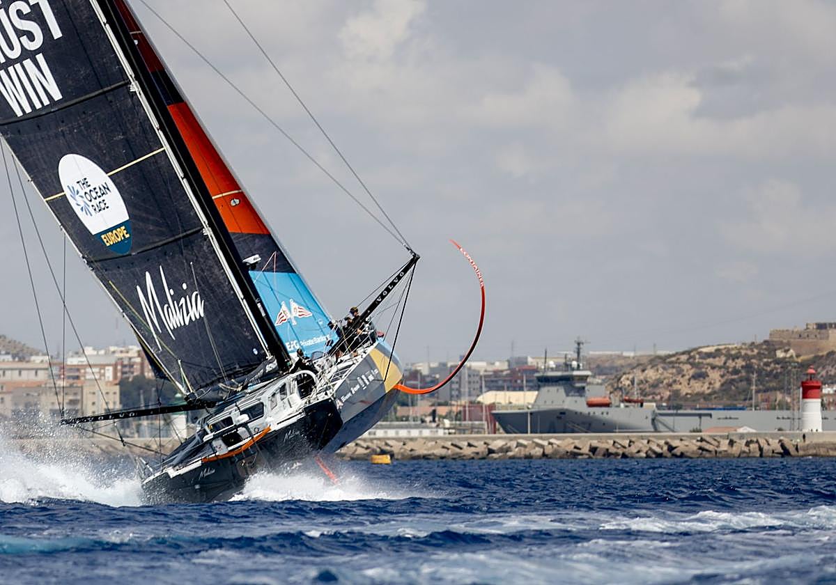 La embarcación del Team Malizia alemán, ayer, surcando las aguas de Cartagena antes de llegar al puerto.