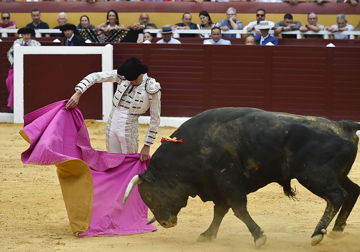 Marco Pérez, con uno de los toros de la tarde en Cieza.