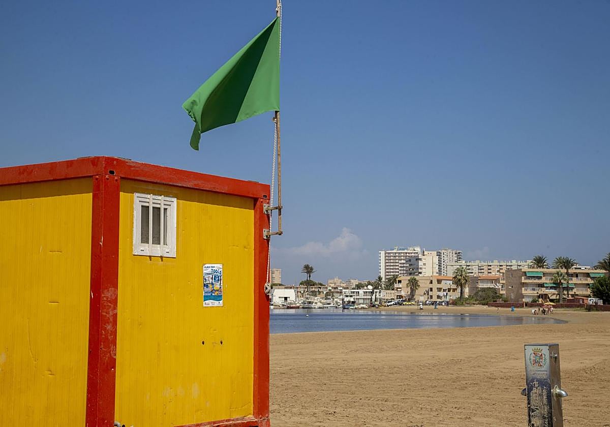 Bandera verde en la playa de La Gola, en La Manga.