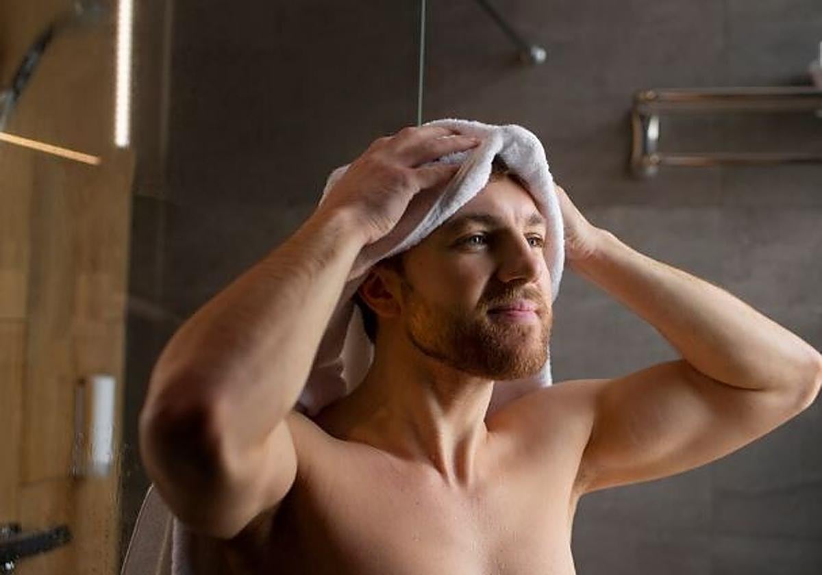 Un hombre sale de la ducha, en una imagen de archivo.
