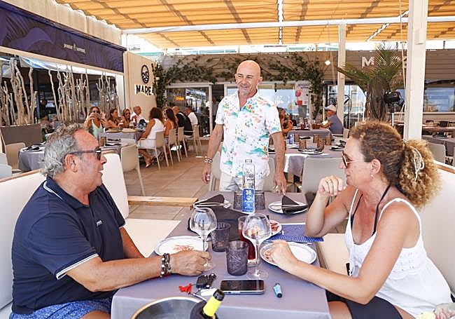 José Ángel Hernández, dueño de los restaurantes Marea y Surfing, con unos clientes en su local de La Manga.