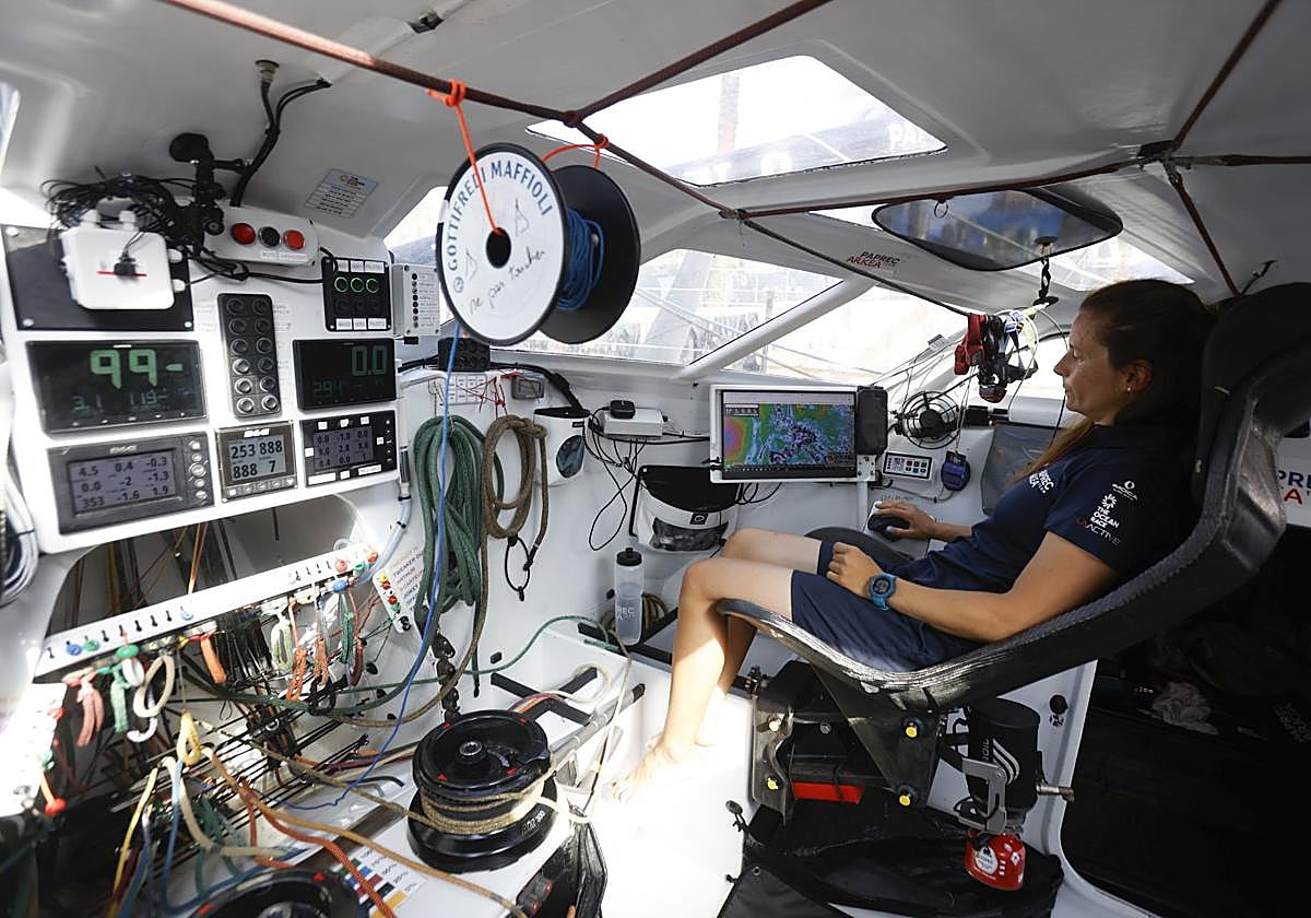 Mariana Lobato, del equipo Arkea, en el interior de la embarcación con la que compiten.