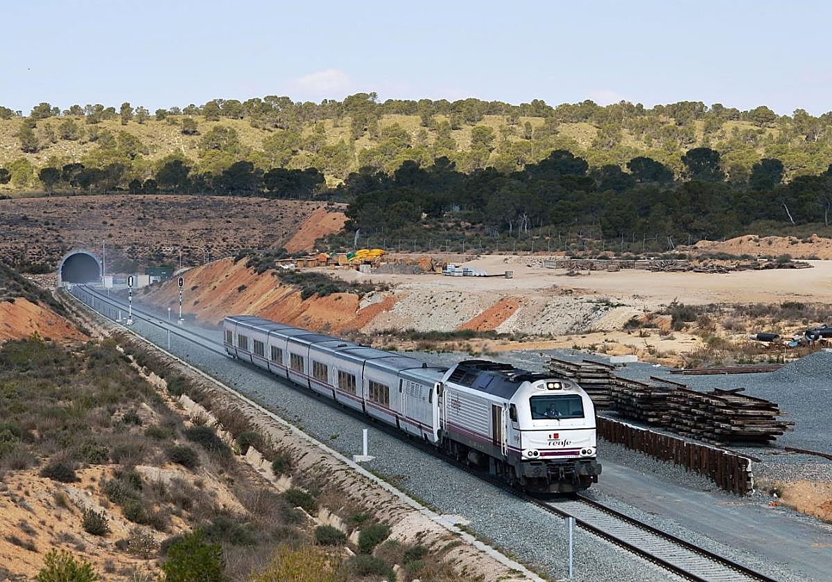 Un servicio Talgo circula por la variante de Camarillas antes del cierre de la línea debido a las obras del soterramiento en Murcia.