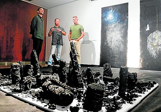 Kihong Chung, artista afincado en España desde 2014, en el centro entre Ignacio Jáudenes y Eugenio González, presenta en su instalación 'Sum (Aliento)', obras que integran la tradición oriental y técnicas occidentales, en la sala Dora Catarineu de Cartagena.