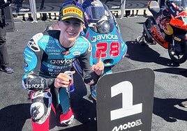 Máximo Quiles, con el dedo índice en alto, tras lograr la victoria este domingo en Hungría.