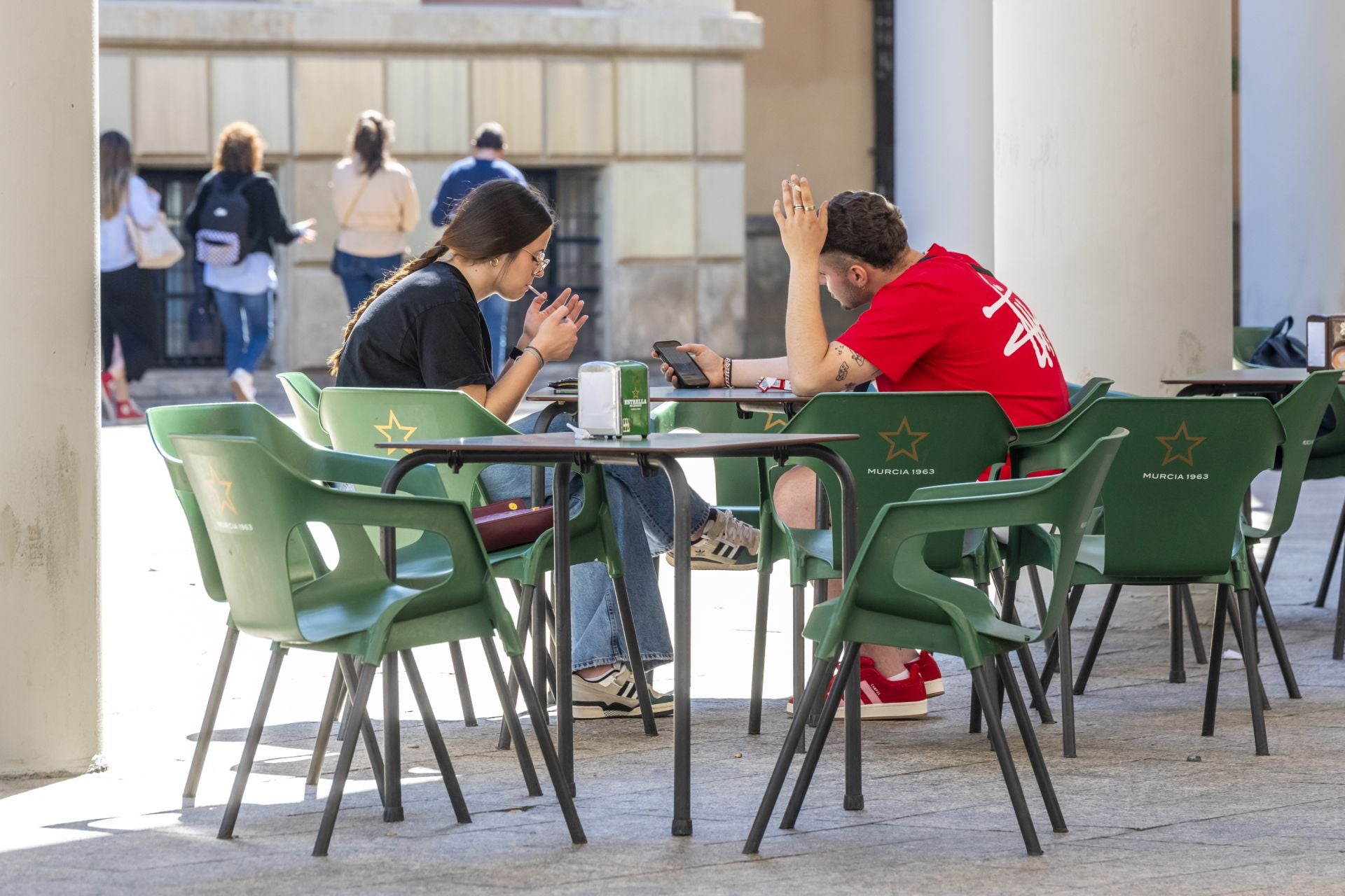 Dos personas en una de las terrazas de la Merced, en una foto de archivo.