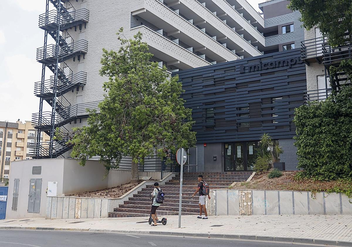 Dos jóvenes frente a la entrada de la residencia de estudiantes de Sor Francisca Armendáriz, la única abierta en la ciudad.