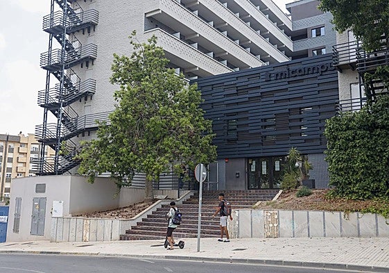 Dos jóvenes frente a la entrada de la residencia de estudiantes de Sor Francisca Armendáriz, la única abierta en la ciudad.