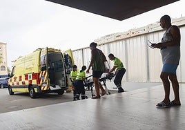 Sanitarios trasladan a un cliente del Hotel Cavanna afectado por salmonelosis, este domingo.