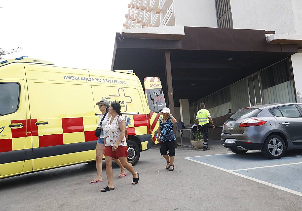 Clientes del Hotel Cavanna junto a una de las ambulancias que el domingo acudieron al establecimiento para atender a los afectados.