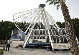 Trabajos de montaje de la noria panorámica, este lunes.