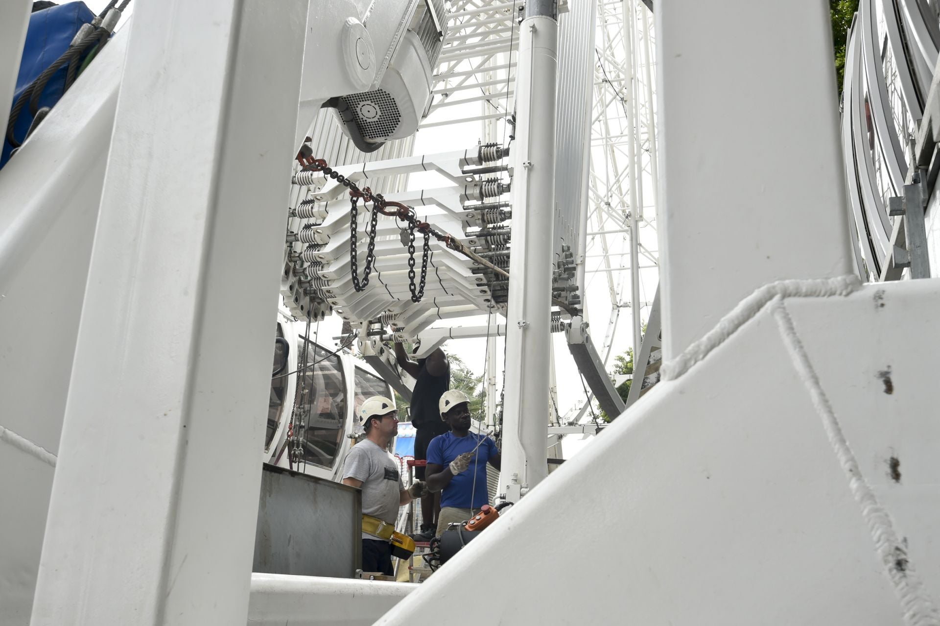 Las imágenes del montaje de la noria de la Feria de Septiembre
