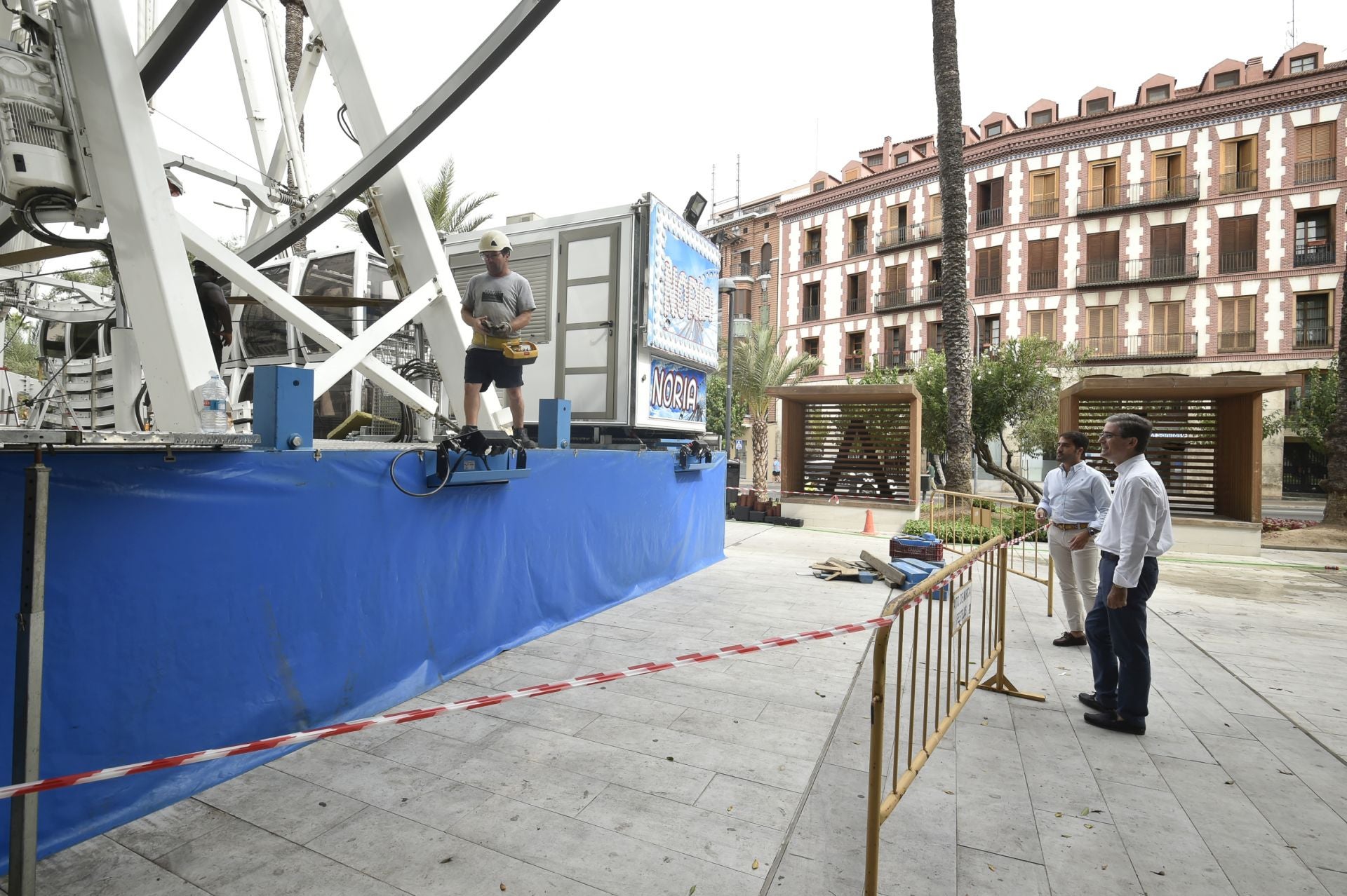 Las imágenes del montaje de la noria de la Feria de Septiembre