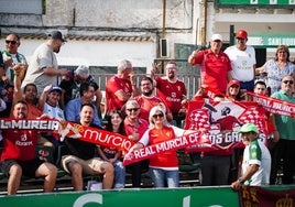 Aficionados del Real Murcia, la pasada campaña, en el campo de El Palmar, en Sanlúcar de Barrameda, frente al Sanluqueño.