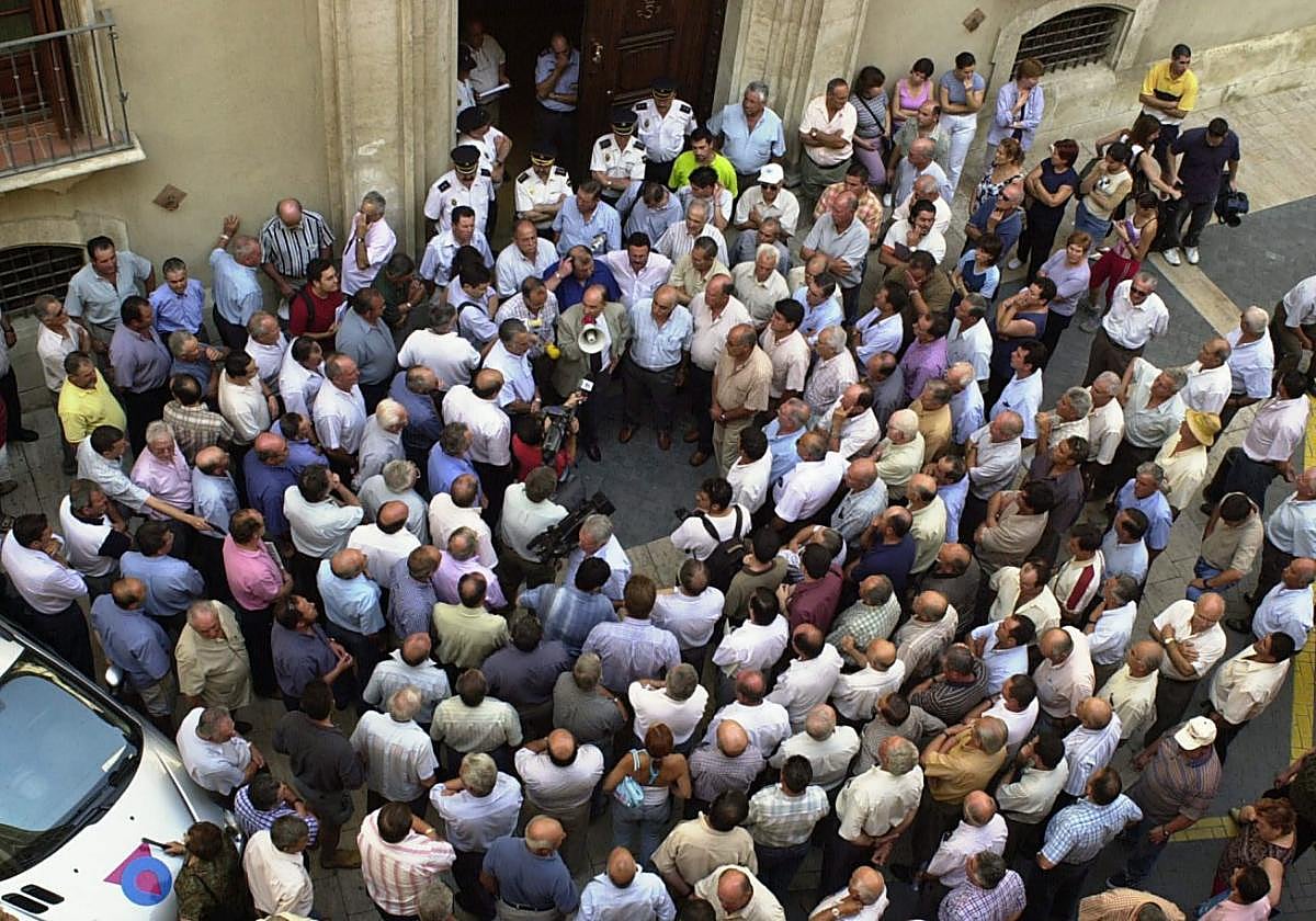 Protesta de regantes a las puertas de la CHS en 2004, con Fuentes Zorita megáfono en mano.