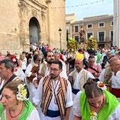 Los ciezanos acompañan la imagen de San Bartolomé, ayer, junto a la iglesia.