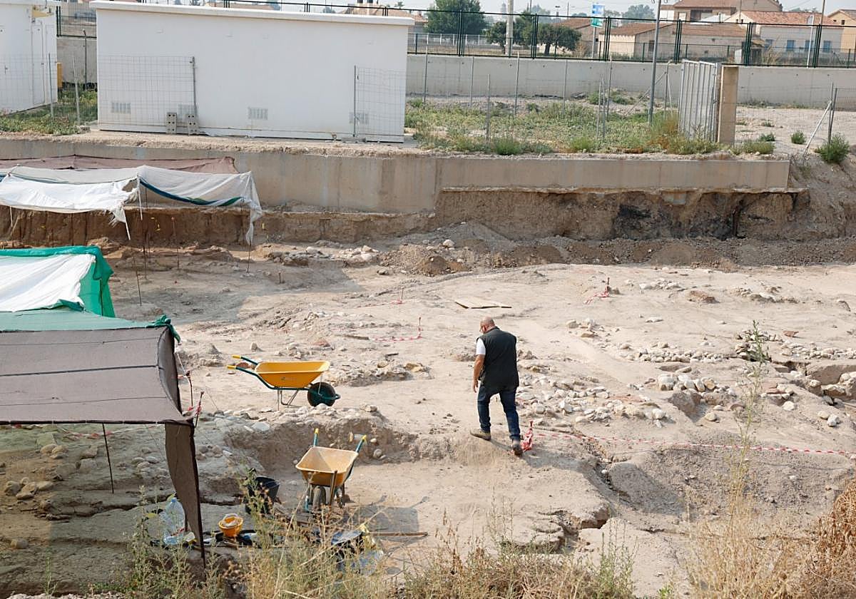 Un técnico de Adif en el yacimiento encontrado junto a la vieja estación de San Diego.