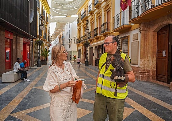 Carmen Menduiña junto al adiestrador del águila 'Conan'.