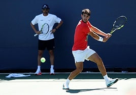 Carlos Alcaraz, entrenando sobre la pista dura de Nueva York antes del debut en el US Open.