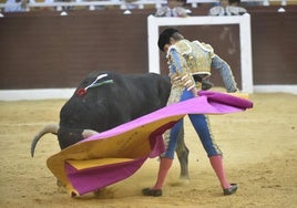 Larga de remate de Borja Jiménez en el saludo de capa al primero de la tarde en Cieza.