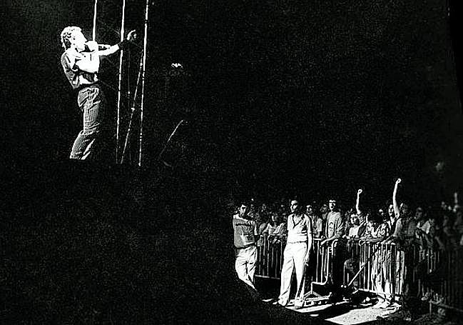 Miguel Ríos, en la gira 'Rock en el ruedo' (1985).