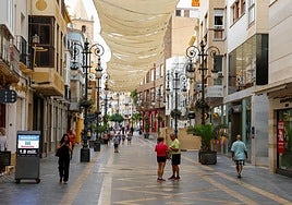 Toldos instalados en la calle Corredera, en Lorca.