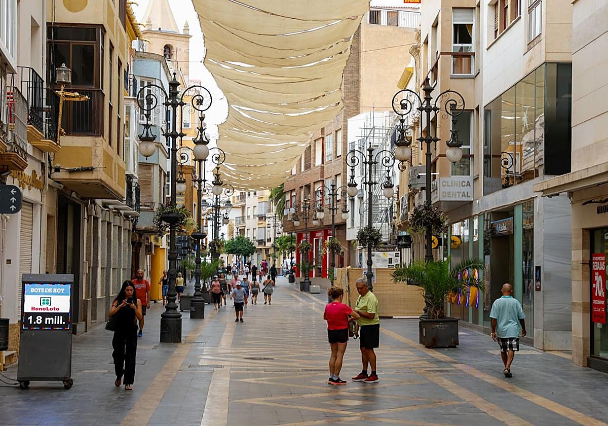 Toldos instalados en la calle Corredera, en Lorca.