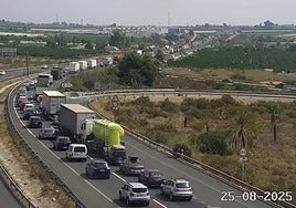 Congestión del tráfico, a las 12.09 horas de este lunes, en el punto kilométrico 598 de la autovía A-7.