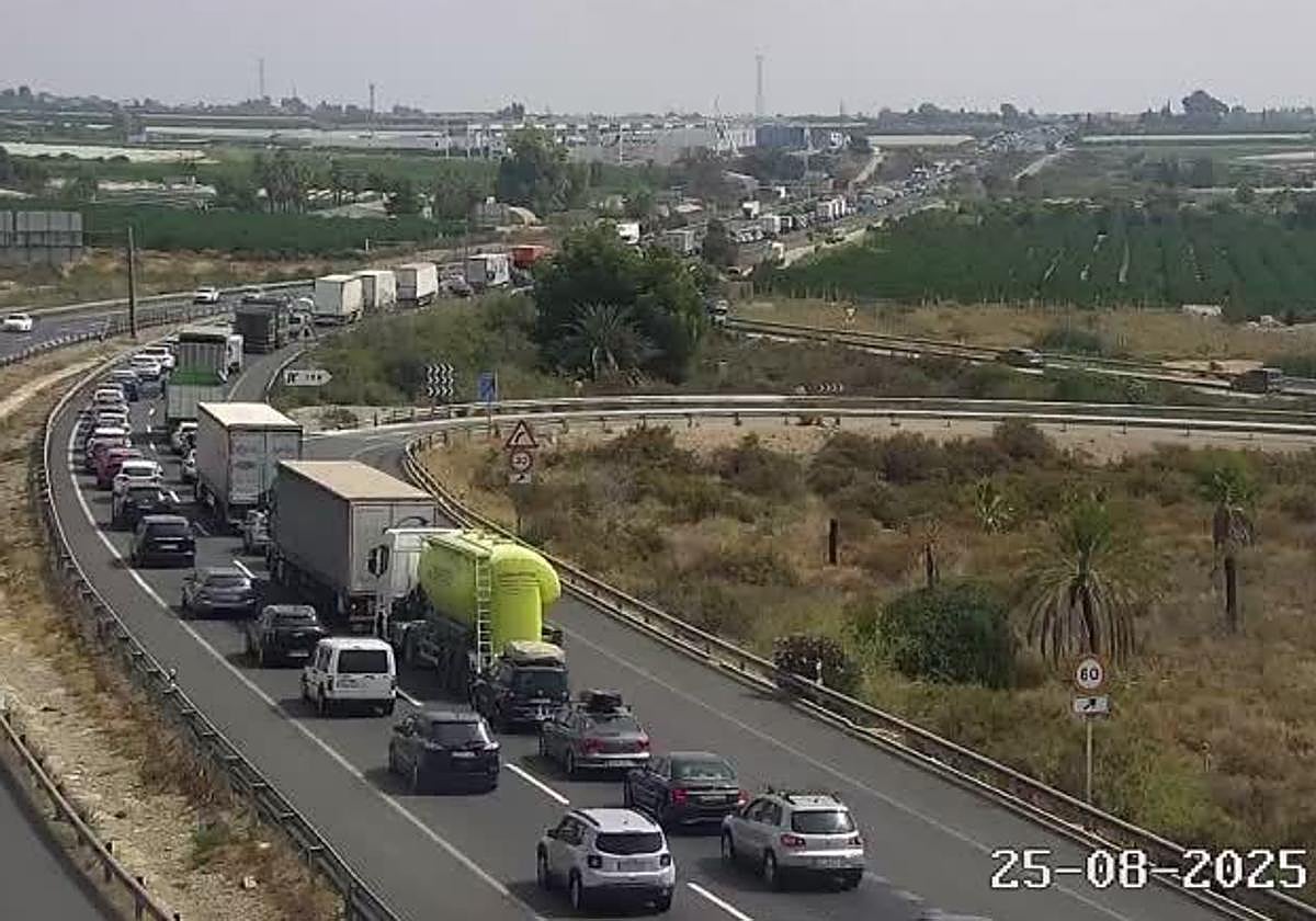 Congestión del tráfico, a las 12.09 horas de este lunes, en el punto kilométrico 598 de la autovía A-7.