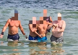Momento de la detención por parte de los bañistas en la playa de Los Alcázares.