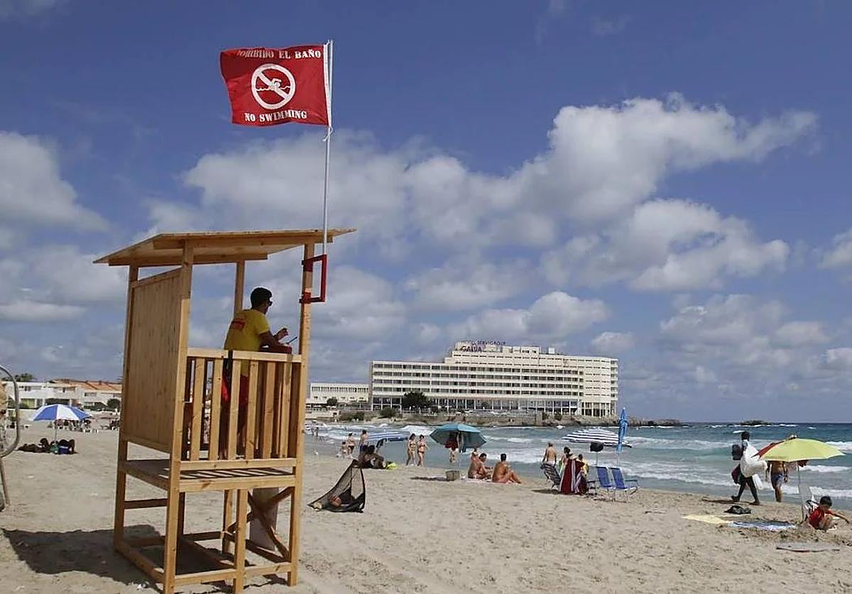 Bandera roja en la playa de Galúa, en La Manga del Mar Menor, en una fotografía de archivo.