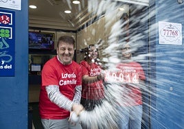 Una administración de Loterías y Apuestas del Estado celebra un premio de la Lotería de Navidad.