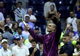 Carlos Alcaraz se dirige al público, este lunes, tras batir a Opelka en la primera ronda del US Open.