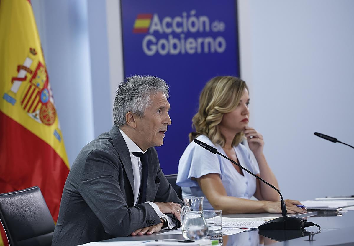 El ministro de Interior, Fernando Grande-Marlaska y la portavoz y ministra de Educación, Formación Profesional y Deportes, Pilar Alegría, este martes durante la rueda de prensa posterior al Consejo de Ministros.