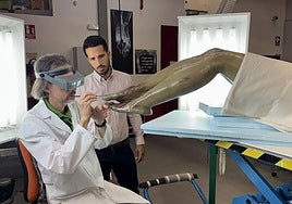 El director general de Patrimonio Cultura, Patricio Sánchez, contempla el trabajo que se realiza en el Centro de Restauración sobre la imagen del Cristo del Consuelo.