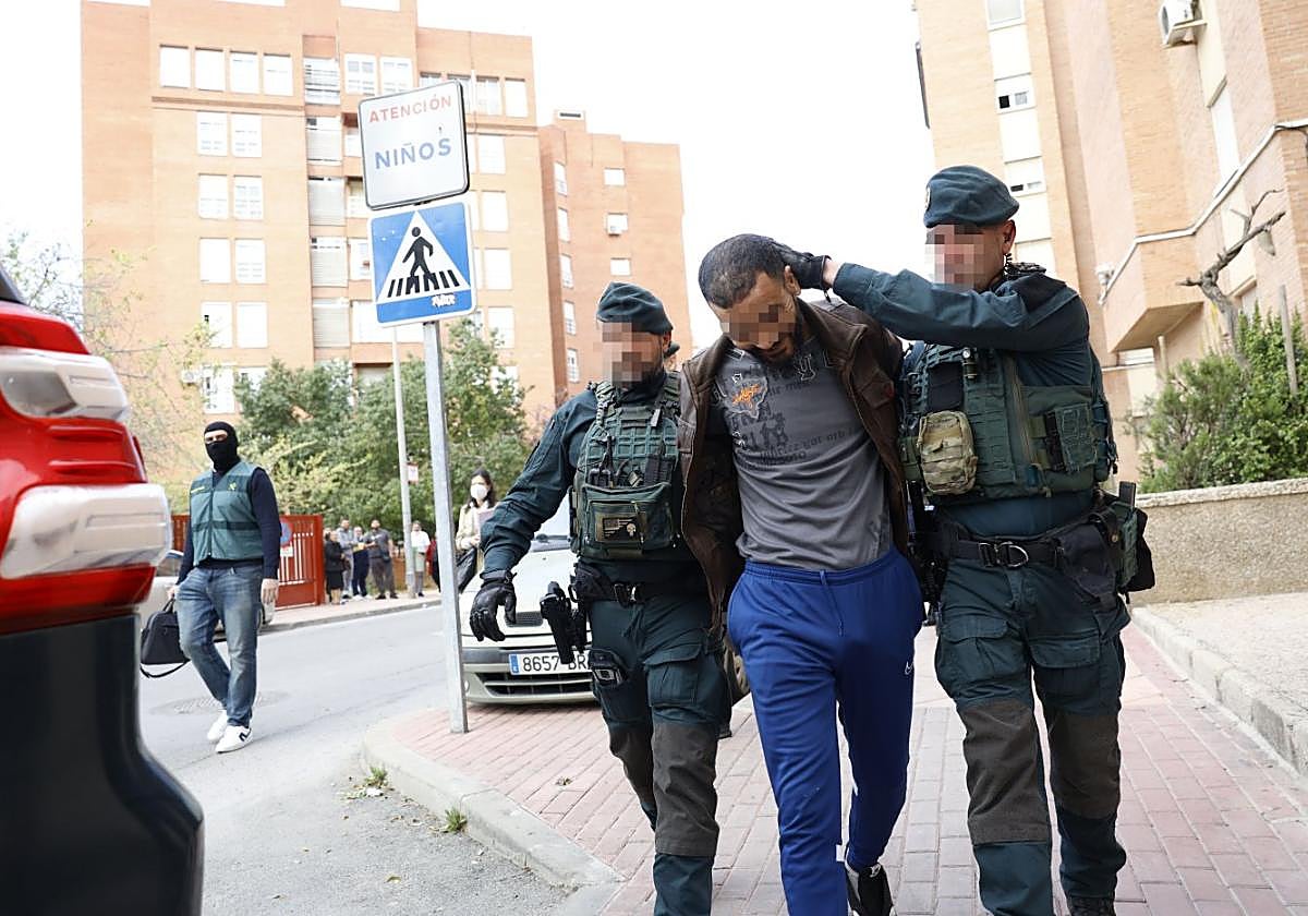 Agentes, en abril, con el presunto yihadista detenido.