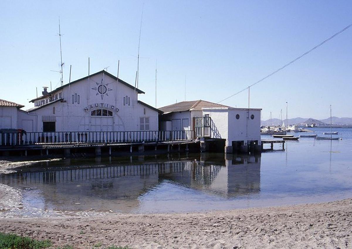 Imagen secundaria 1 - Tarjeta postal del Real Club Náutico de Los Alcázares y paseo de Carrión (c. 1920). | Los Alcázares.Vista del club náutico desde la playa La Concha (c. 1999). | Santiago de la Ribera.Real Club de Regatas (c. 1999).