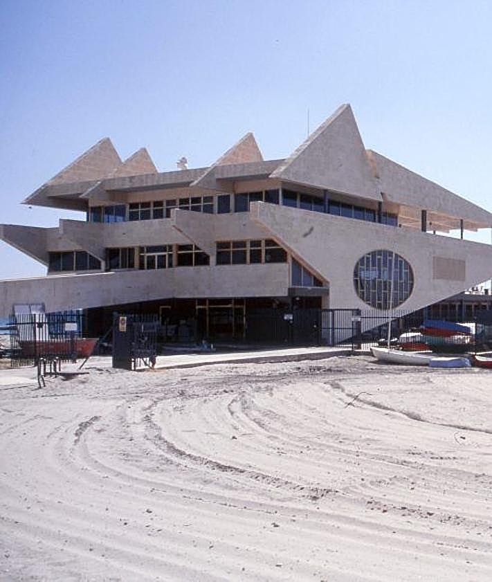 Imagen secundaria 2 - Tarjeta postal del Real Club Náutico de Los Alcázares y paseo de Carrión (c. 1920). | Los Alcázares.Vista del club náutico desde la playa La Concha (c. 1999). | Santiago de la Ribera.Real Club de Regatas (c. 1999).