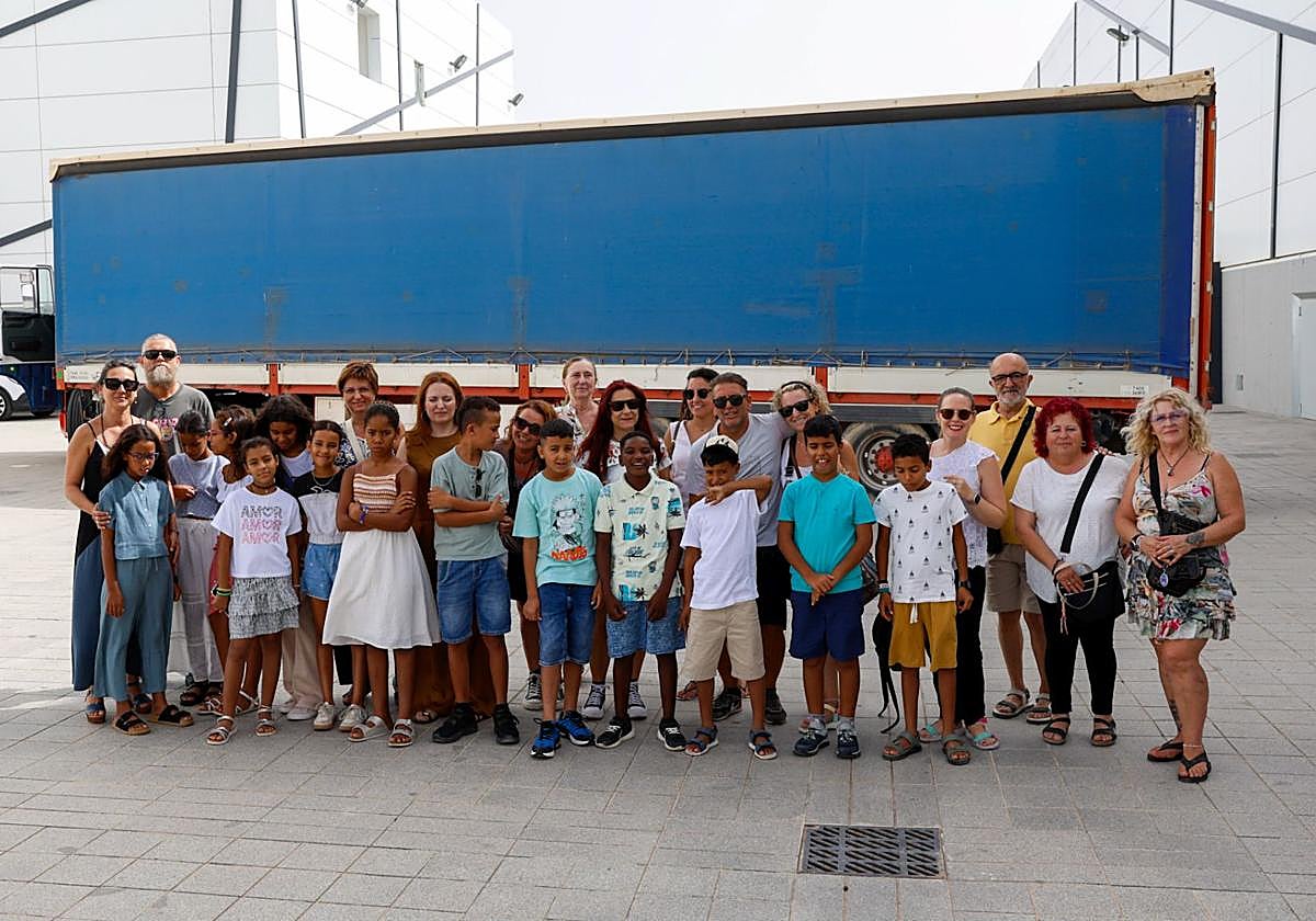 Familias del programa 'Vacaciones en Paz' en el acto de entrega del donativo a la Asociación Sonrisa Saharaui este martes.