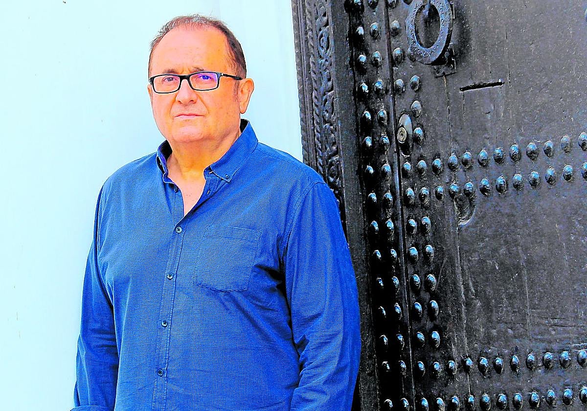 El poeta Ginés Aniorte en las calles de Tánger, donde reside actualmente.