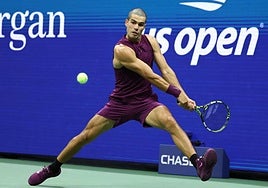 Carlos Alcaraz devolviendo un golpe en el duelo ante Reilly Opelka, el pasado lunes.