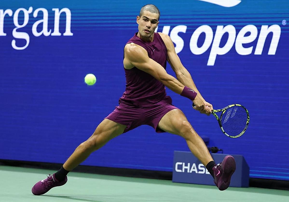 Carlos Alcaraz devolviendo un golpe en el duelo ante Reilly Opelka, el pasado lunes.