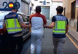 Dos policías arrestan al sospechoso.