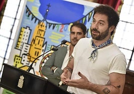 Rafa Val, cantante de Viva Suecia, este lunes, en el Ayuntamiento de Murcia.