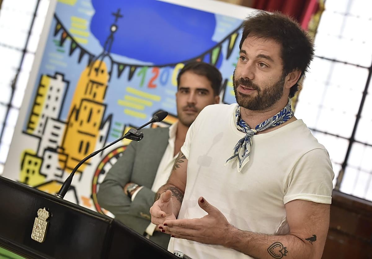 Rafa Val, cantante de Viva Suecia, este lunes, en el Ayuntamiento de Murcia.