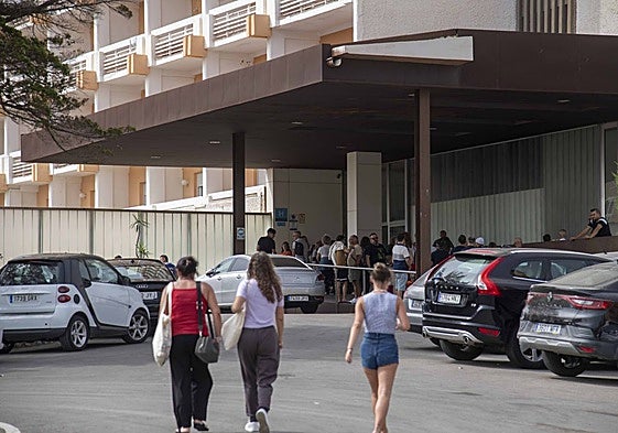 Accesos al Hotel Cavanna de La Manga, esta semana.