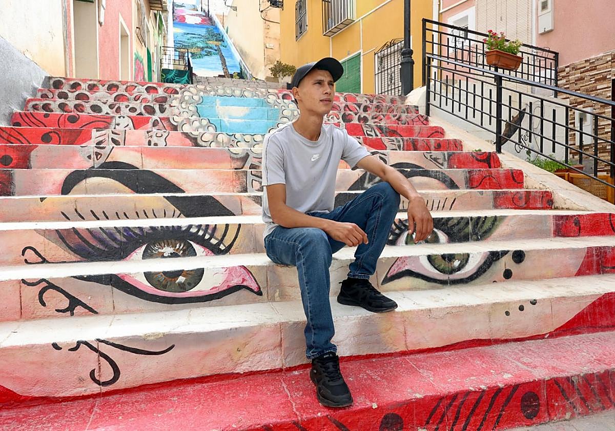 Simo, sentado en uno de los tramos de escaleras del centro histórico de Abanilla, ayer.